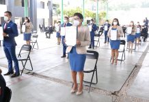 Entrega gobernador de Chiapas certificados de licenciatura a policías