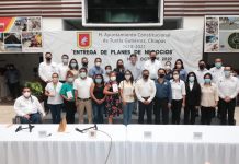 Carlos Morales entrega Planes de Negocios a emprendedores locales