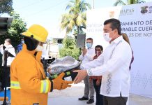 Rutilio Escandón entrega uniformes, equipos y vehículo al Cuerpo de Bomberos de Tapachula