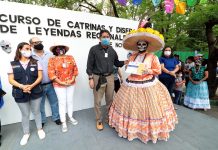 Carlos Morales premia a ganadores de concurso de disfraces