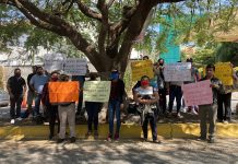 Maestros interinos se manifiestan a las afueras del fraccionamiento Los Tucanes