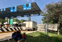 Cumple 72 horas el plantón de desplazados de Chenaló en la caseta de Chiapa de Corzo