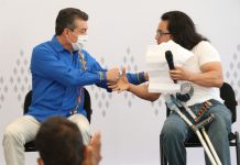 Rutilio Escandón entrega prótesis a personas con discapacidad para mejorar su calidad de vida