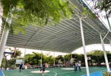 Supervisa Karla Burguete Torrestiana rehabilitación de techumbre de la cancha del Parque La Herradura