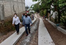 Supervisa Karla Burguete Torrestiana obra de pavimentación en la colonia Rivera Cerro Hueco