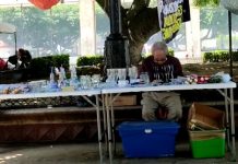 Abuelitos buscan obtener ingresos