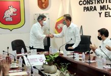 Entrega Carlos Morales placa de “Construyendo espacios seguros para mujeres” a Grupo Farrera