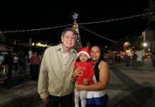 Encabeza Carlos Morales encendido del árbol de navidad en la plaza central del Ayuntamiento