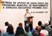 Carlos Morales entrega apoyos económicos a escuelas de Tuxtla