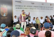 Rutilio Escandón entrega insumos agropecuarios y pesqueros a habitantes de la Región Istmo-Costa