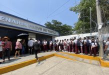 Exigen destitución de maestro señalado de acoso