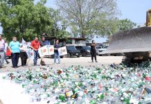 Destruye Ayuntamiento de Tuxtla Gutiérrez 25 mil botellas vacías para evitar sean usadas para envasar alcohol adulterado