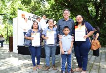 Alcalde Carlos Morales entrega 200 escrituras a familia tuxtlecas