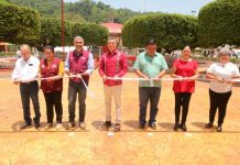 En Ixtapangajoya, inaugura Rutilio Escandón rehabilitación del Parque Central