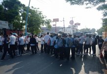 Estudiantes bloquean para exigir destitución de director