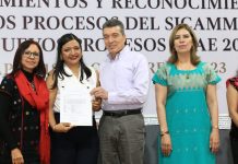 Rutilio Escandón y Leticia Ramírez entregan nombramientos y reconocimientos a trabajadores de la educación