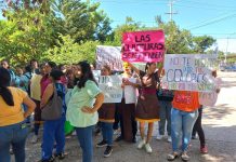 Exigen alumnos a subdirectora disculpa pública a maestro indígena