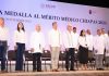Entrega Rutilio Escandón la Medalla al Mérito Médico Chiapas 2023 al doctor José Trinidad Aceves