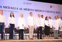 Entrega Rutilio Escandón la Medalla al Mérito Médico Chiapas 2023 al doctor José Trinidad Aceves
