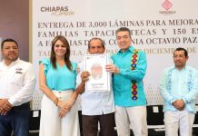 En Tapachula, entrega Rutilio Escandón escrituras públicas y paquetes de láminas