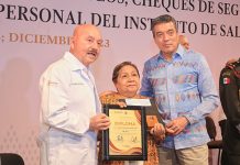 Entrega Escandón medallas, estímulos y reconocimientos por antigüedad al personal de salud