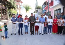 Carlos Morales cumple con vecinos de la Albania Baja