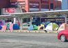 Migrantes acampan en estacionamiento de plaza comercial en Tuxtla