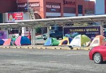 Migrantes acampan en estacionamiento de plaza comercial en Tuxtla