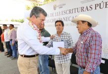Entrega Rutilio Escandón escrituras públicas a 113 familias de Tuxtla, Chiapa de Corzo y San Cristóbal