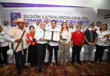 Eduardo Ramírez recibe constancia del partido Podemos Mover a Chiapas