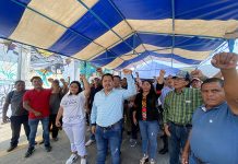 Mantienen plantón a las afueras del IEPC