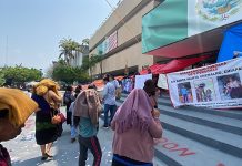 Desplazados de Chenalhó se plantan frente al Palacio de Gobiern