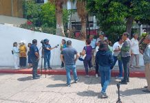 Exigen atención a migrantes en las inmediaciones del INM en Tuxtla