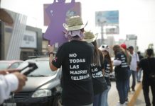 Olga luz Espinosa se suma a la entrega de flores marchitas de madres víctimas de feminicidio