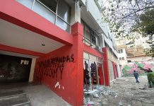 Vandaliza CNTE oficinas de los partidos políticos en Tuxtla