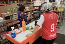 En México, 156 mil trabajadores de supermercados y tiendas están bajo umbral de pobreza: informe