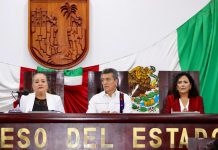 Rutilio Escandón impone Medalla “Rosario Castellanos” a Fanny López Jiménez, descubridora de la tumba de la Reina Roja