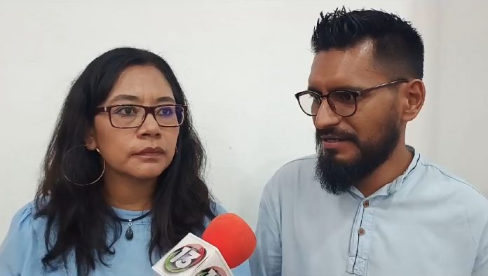 Dos personas en entrevista con medios de comunicación