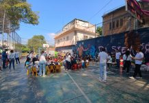 Celebran a niños migrantes con comida de navidad en Tuxtla