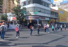 Exnormalistas desquician el tráfico en Tuxtla