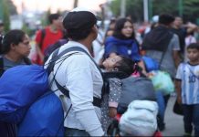 Migrantes esperan vuelos humanitarios para regresar a su país