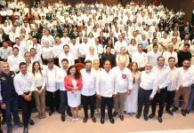 Eduardo Ramírez acompaña a Zoé Robledo al informe de actividades del titular del OOAD del IMSS en Chiapas