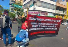 Exnormalistas bloquean el cruce de centrales nuevamente