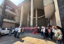 Maestros bloquean el Congreso del Estado