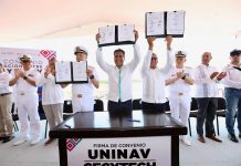 Eduardo Ramírez atestigua firma de convenio entre el Cecytech y la Uninav de la Secretaría de Marina