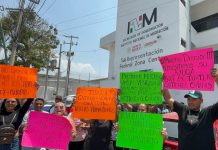 Venezolanos se manifiestan en el INM de Tuxtla