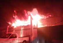 Fuerte incendio consume establecimiento en Tuxtla Gutiérrez