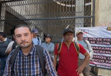 Se manifiestan maestros a las puertas del Congreso