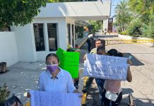 Se manifiestan trabajadores del ISSTECH para exigir pagos pendientes