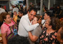 Eduardo Ramírez entrega constancia de regularización de claves catastrales en el Mercado de los Ancianos